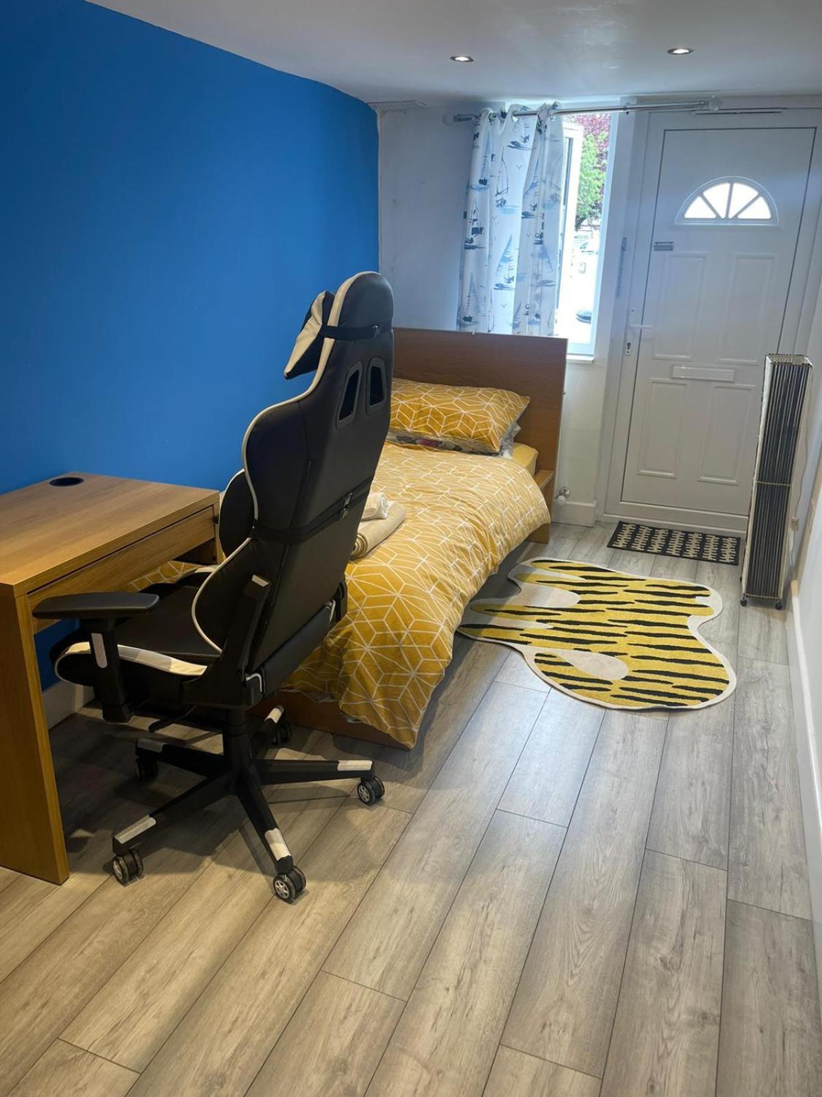 One Bedroom In Spacious Bungalow, Free Parking & Private Entrance Edynburg Zewnętrze zdjęcie